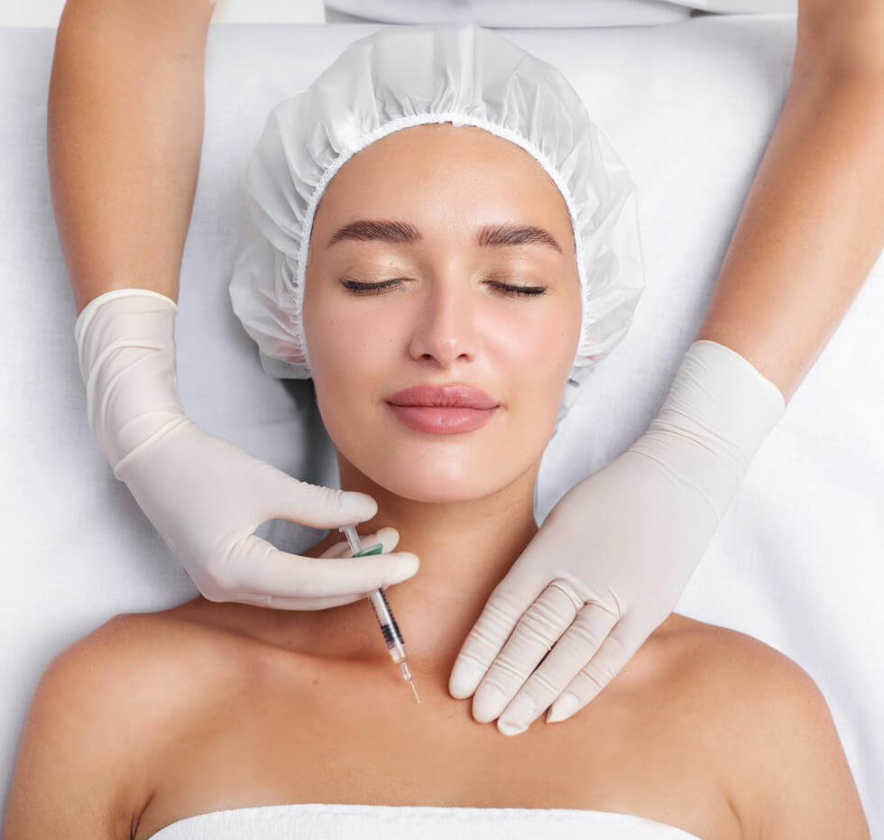 Junge Schone Frau Erhalt Injektionen Von Hyaluronsaure Ihre Brusthaut Und Erhalt Eine Hautverstarkung